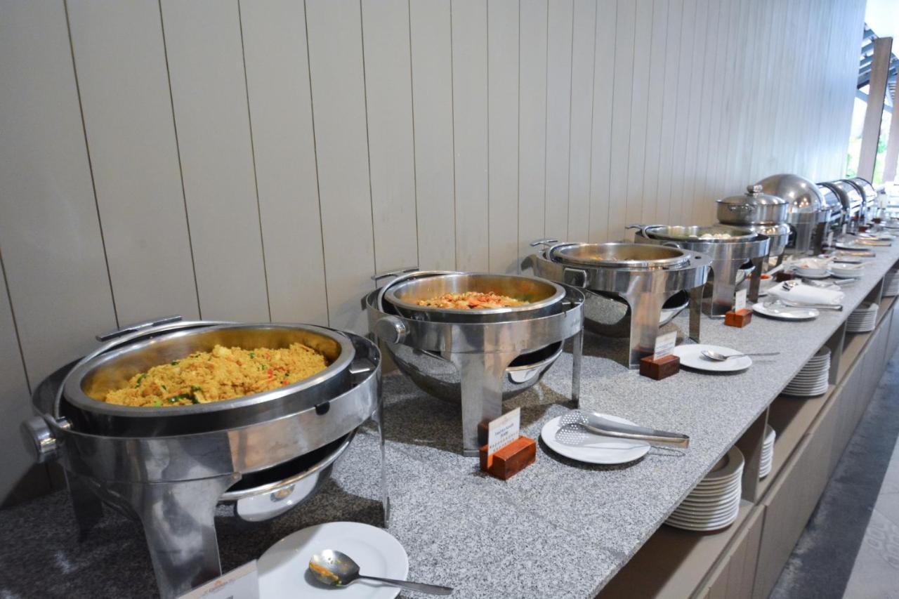 Andaman Cannacia Resort & Spa - Sha Extra Plus Praia de Kata Exterior foto A selection of Indian food at a buffet